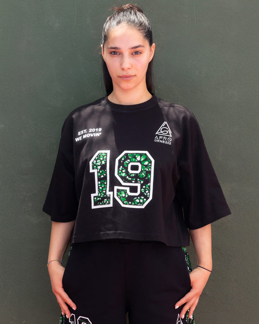 T-shirt cropped oversize com bordado em capulana