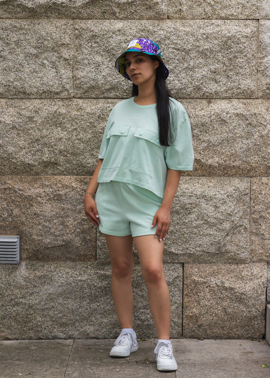 T-shirt oversize com bolsos de aba