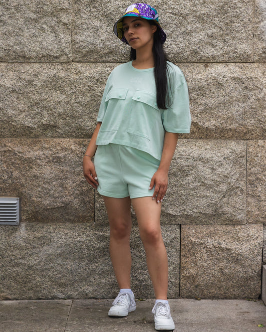 T-shirt oversize com bolsos de aba