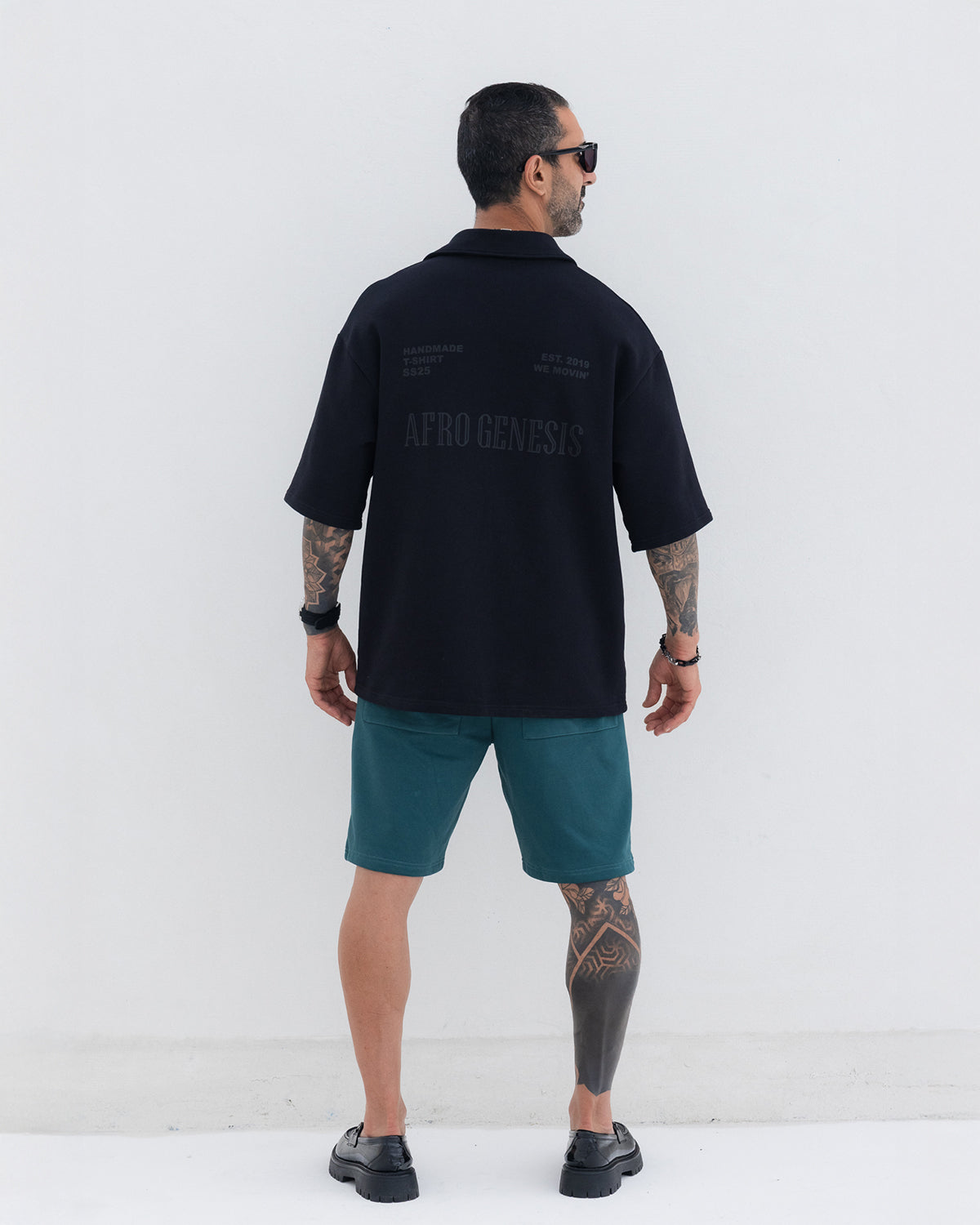 Camisa com gola e bolsos de abas