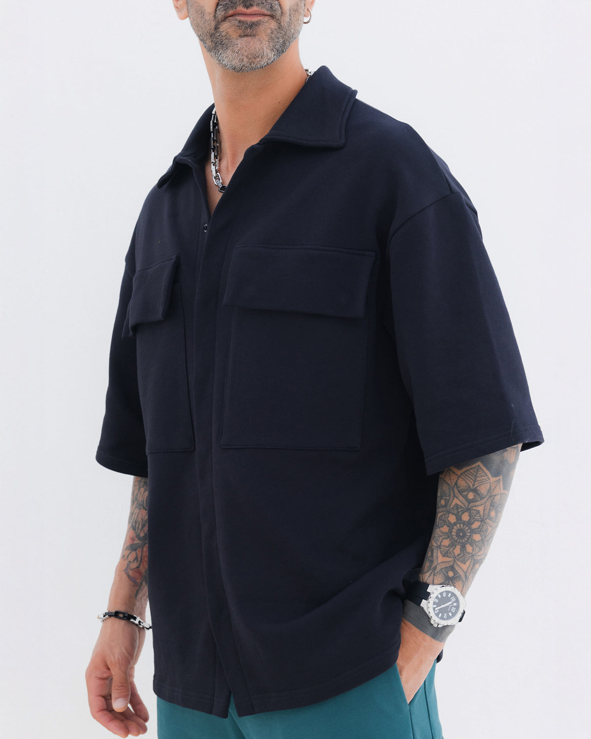 Camisa com gola e bolsos de abas