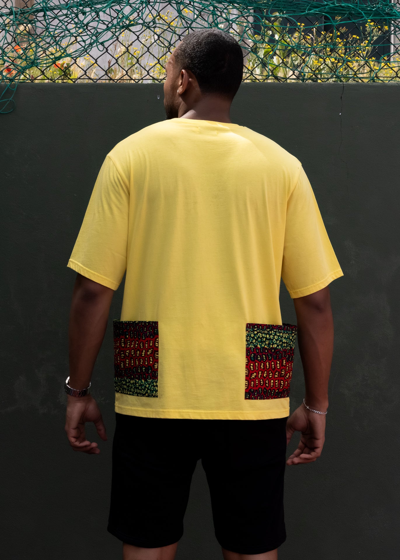 T-shirt oversize com bolsos em capulana