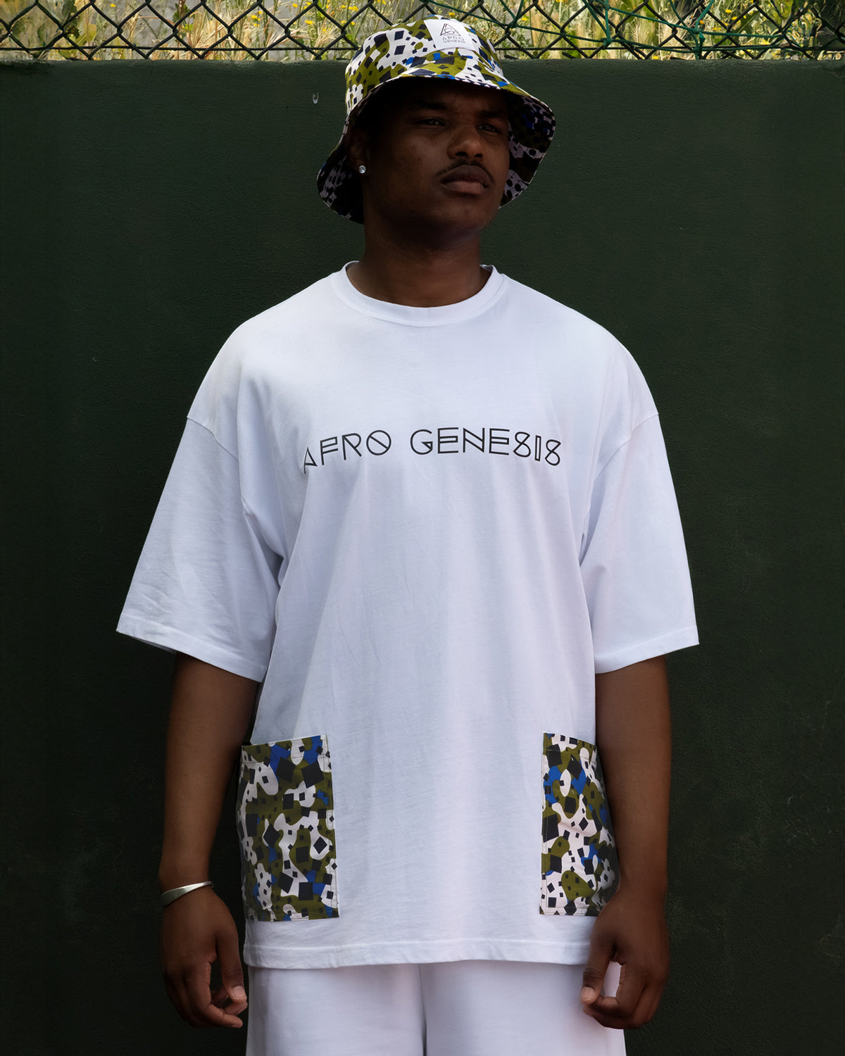 T-shirt oversize com bolsos em capulana