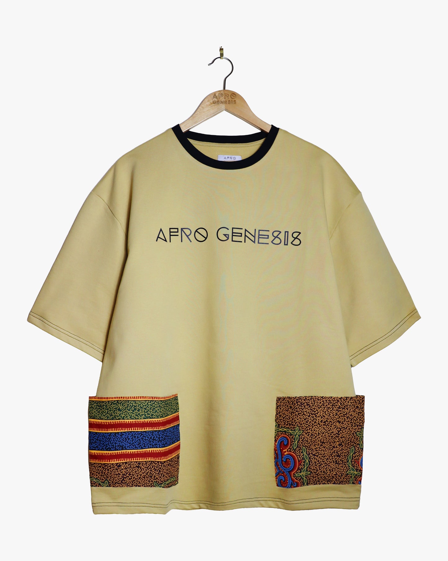 T-shirt com bolsos laterais