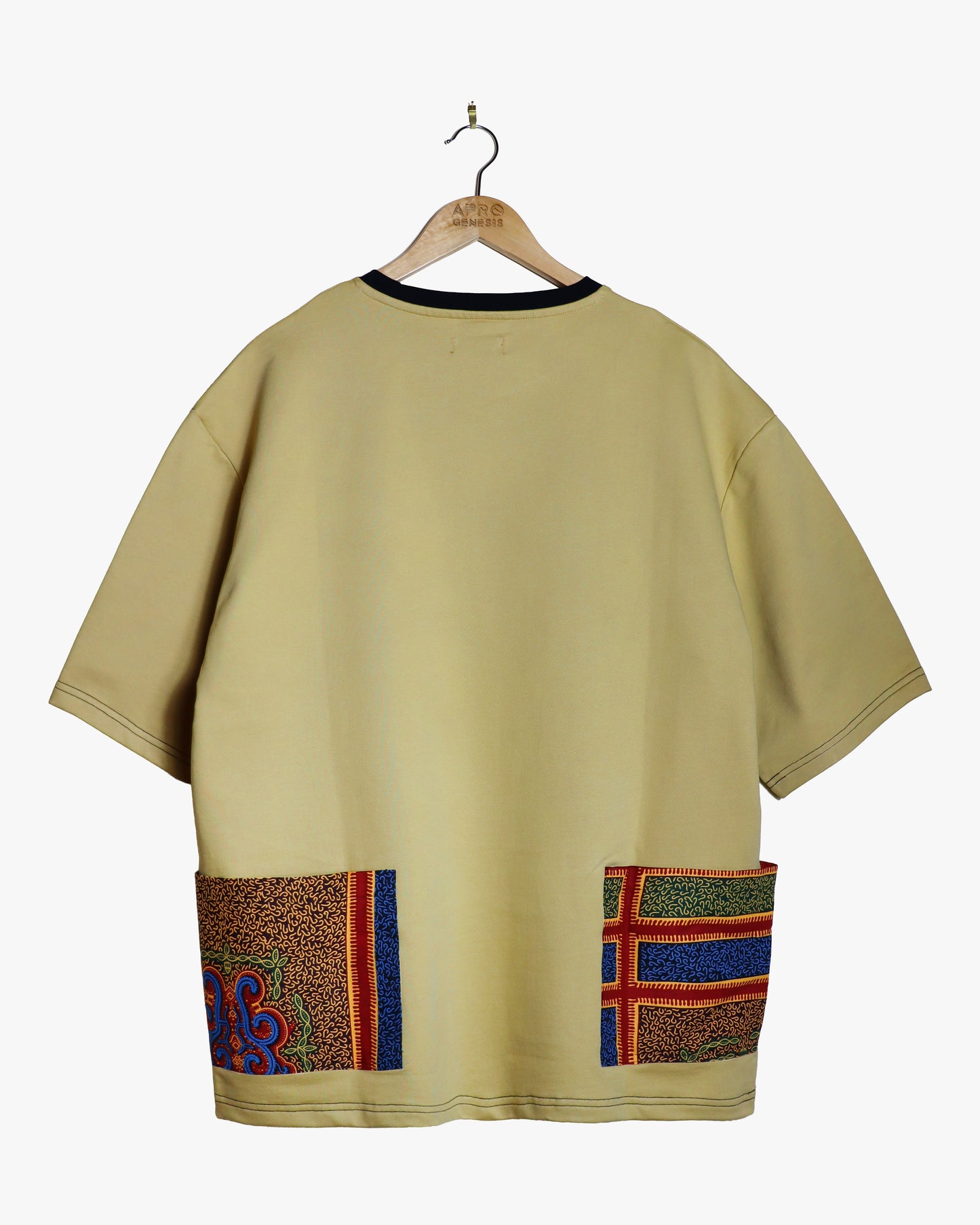 T-shirt com bolsos laterais