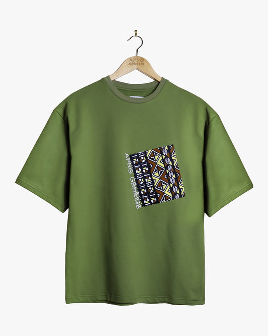 T-shirt com bolso em tecido africano
